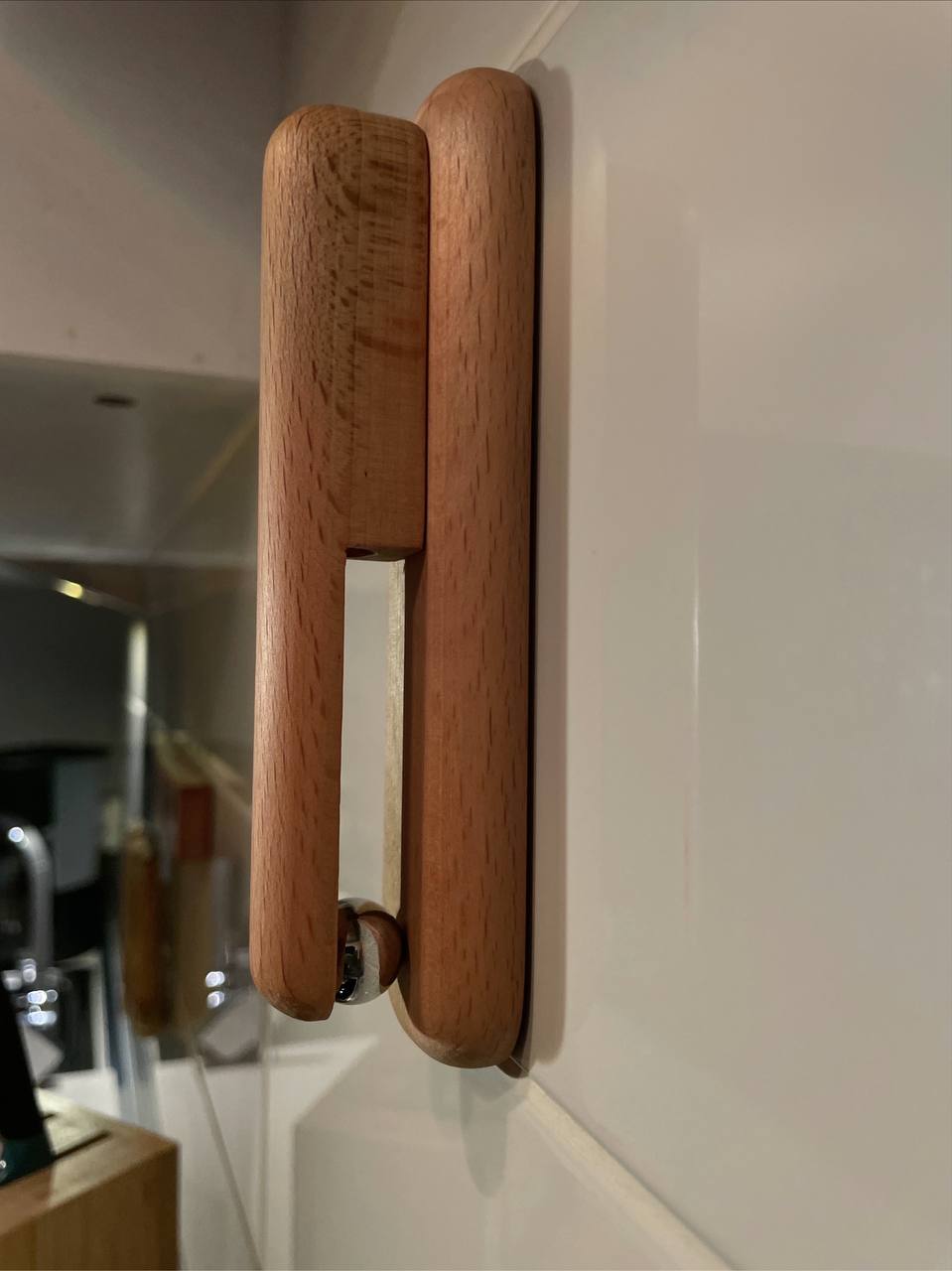 Masif Ahşap El Yapımı El Havlusu Tutucu – Oval Tasarım, Metal Bilyalı (Doğal Ahşap Renk)