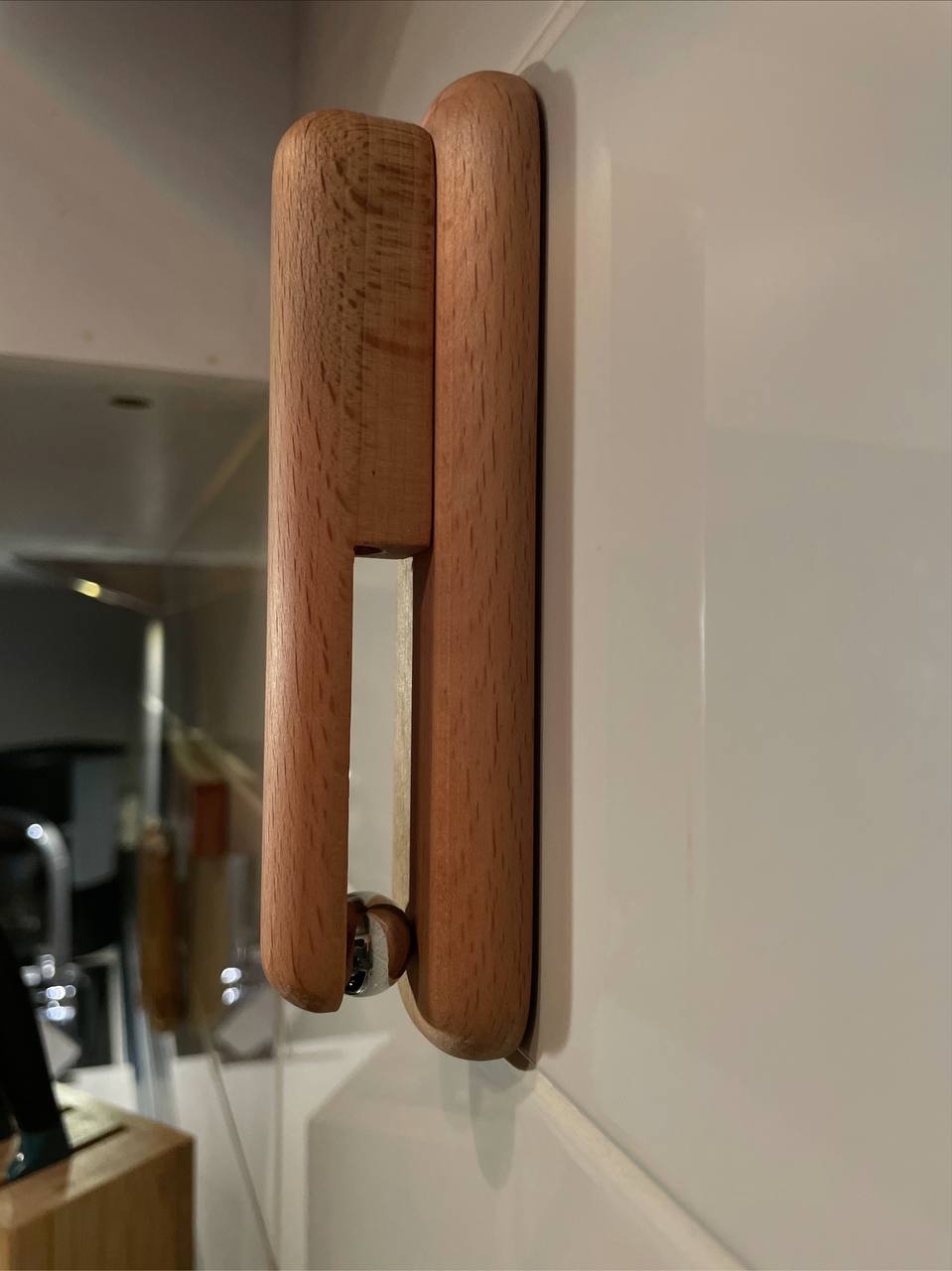 Masif Ahşap El Yapımı El Havlusu Tutucu – Oval Tasarım, Metal Bilyalı (Doğal Ahşap Renk)