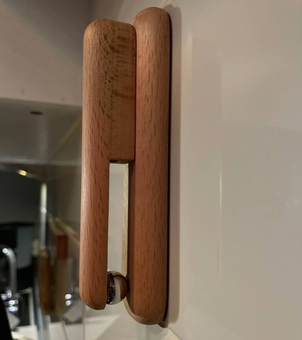 Masif Ahşap El Yapımı El Havlusu Tutucu – Oval Tasarım, Metal Bilyalı (Doğal Ahşap Renk)