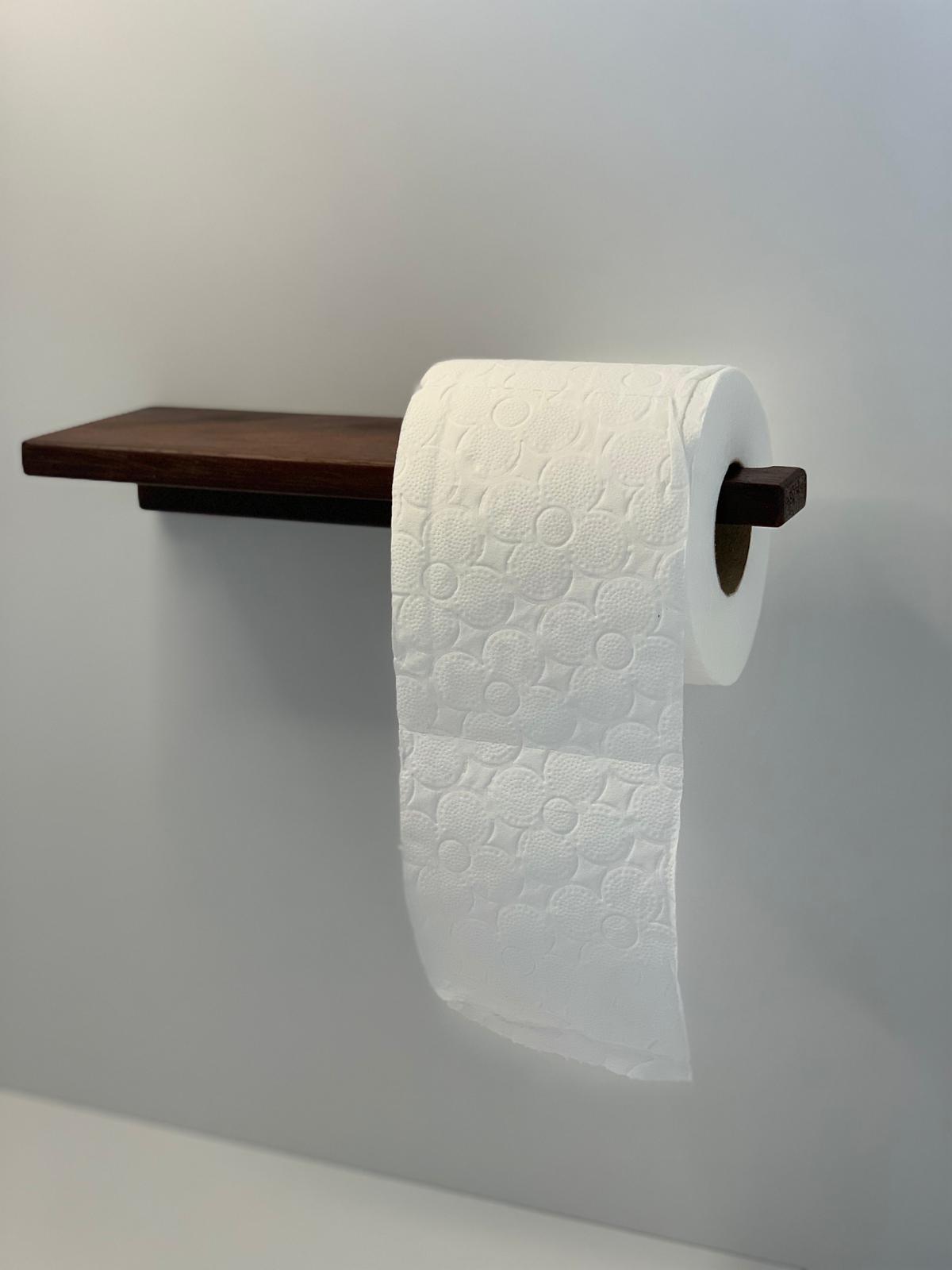 Masif Ireko Ağacından El Yapımı Raflı Tuvalet Kağıtlığı – Doğal Ahşap WC Kağıtlık Tutucu