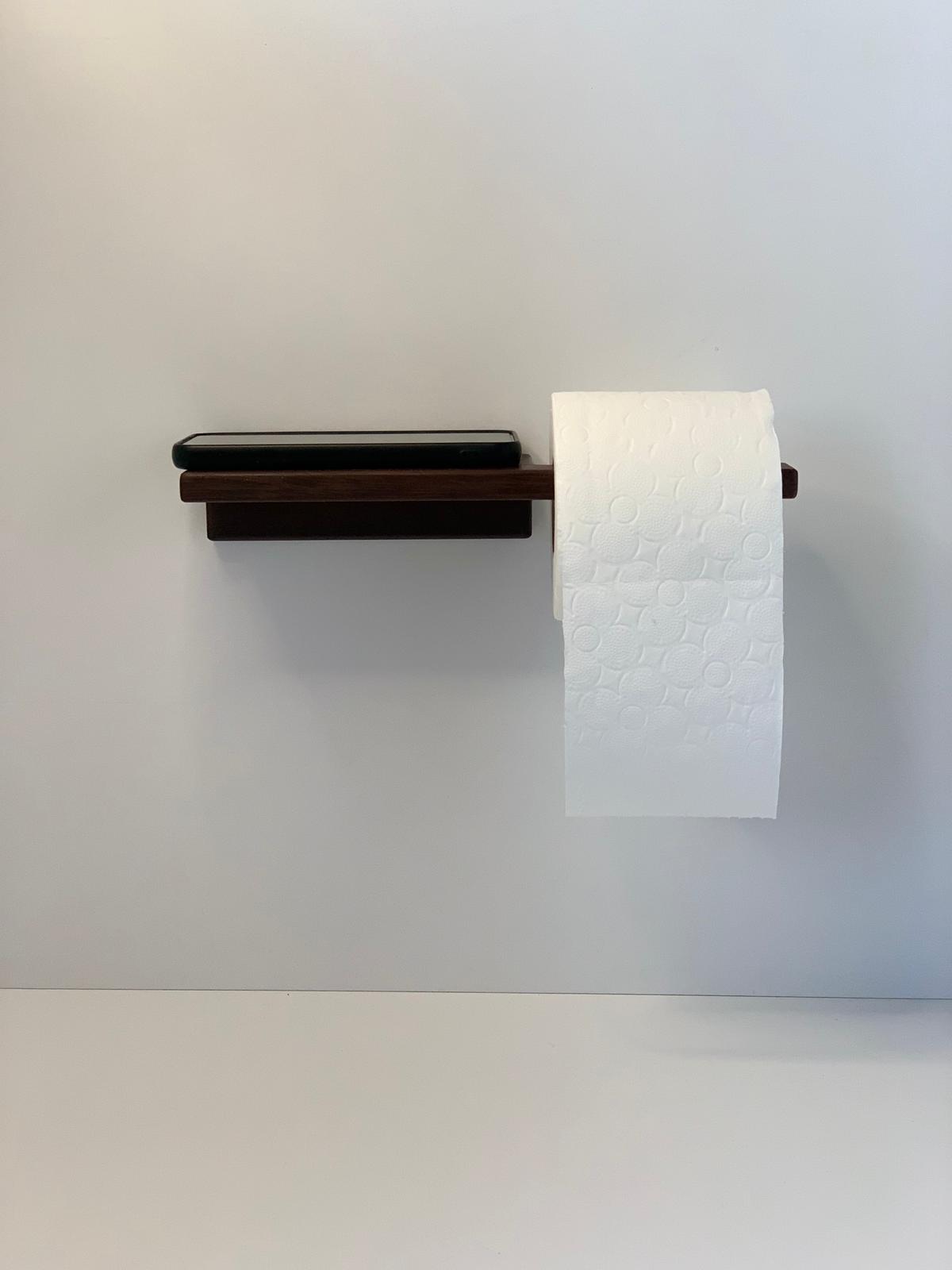 Masif Ireko Ağacından El Yapımı Raflı Tuvalet Kağıtlığı – Doğal Ahşap WC Kağıtlık Tutucu