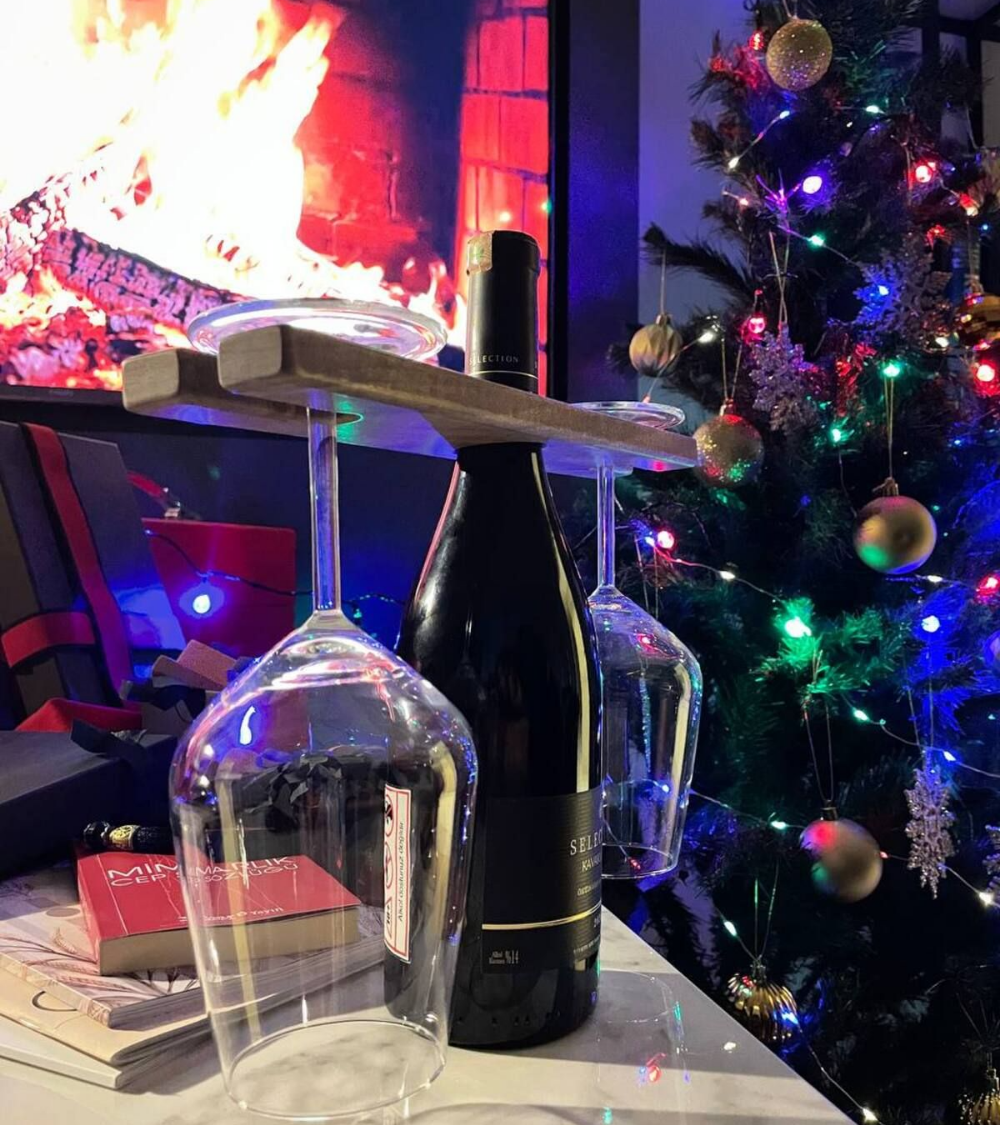 Glas- und Weinregal